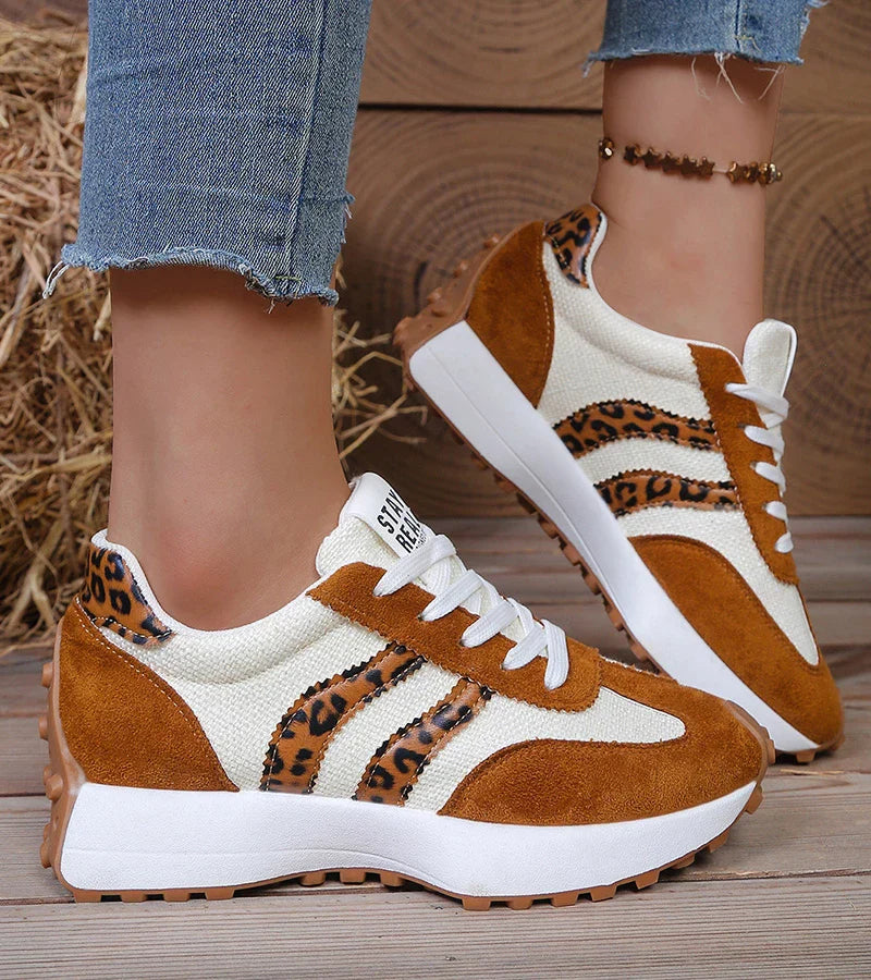 Bequeme Sneakers mit ergonomischer Plattform