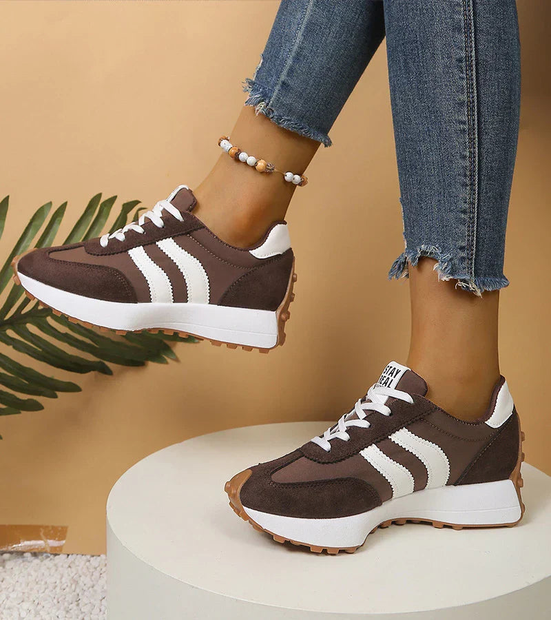 Bequeme Sneakers mit ergonomischer Plattform